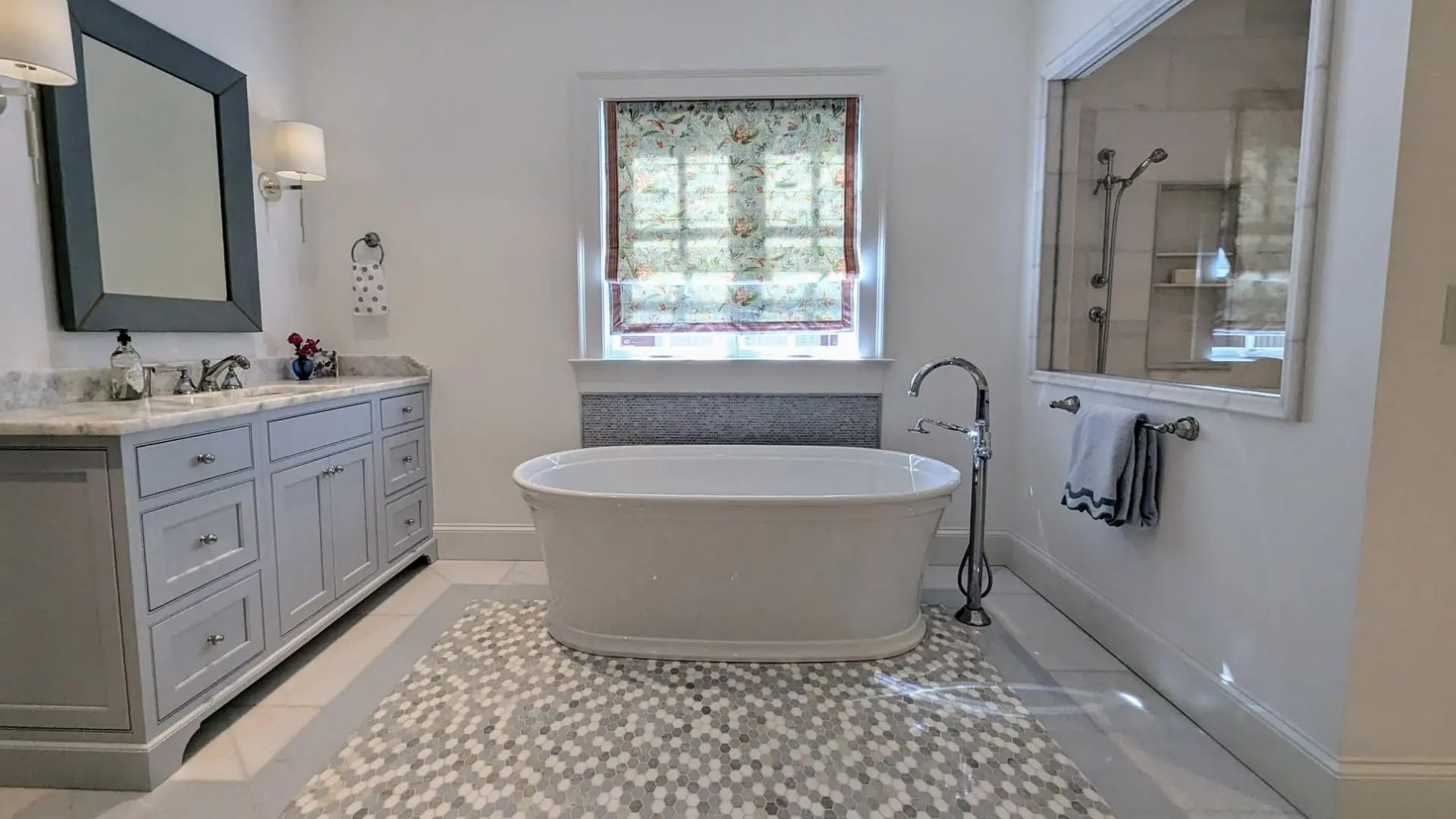 White freestanding soaking tub
